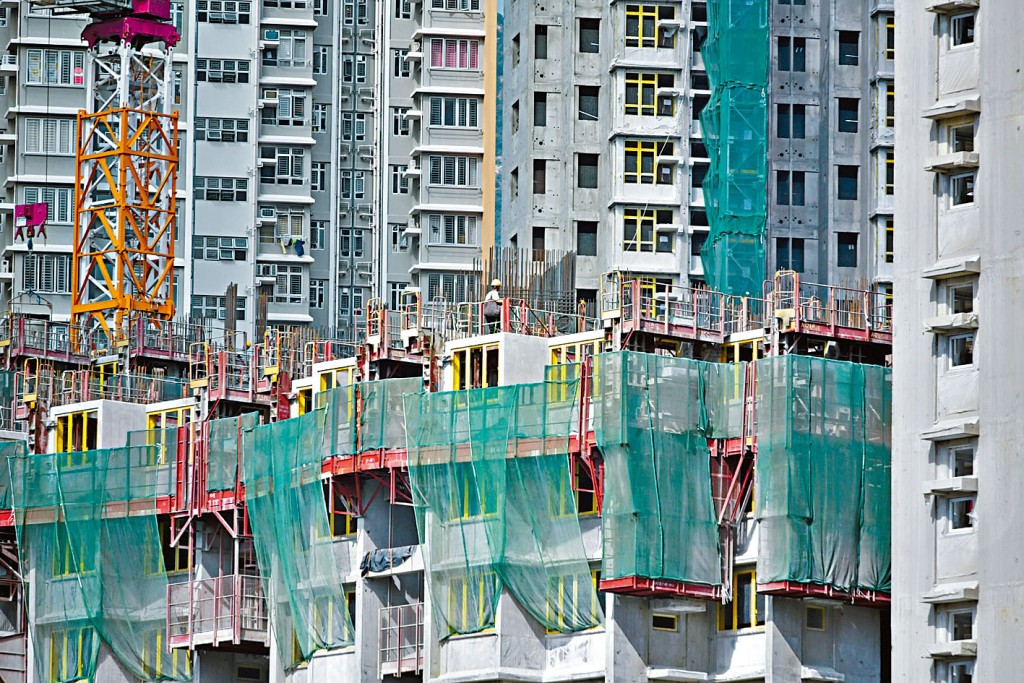 房屋委員會預計第二個五年期公屋建築開支，料約為三千億元。