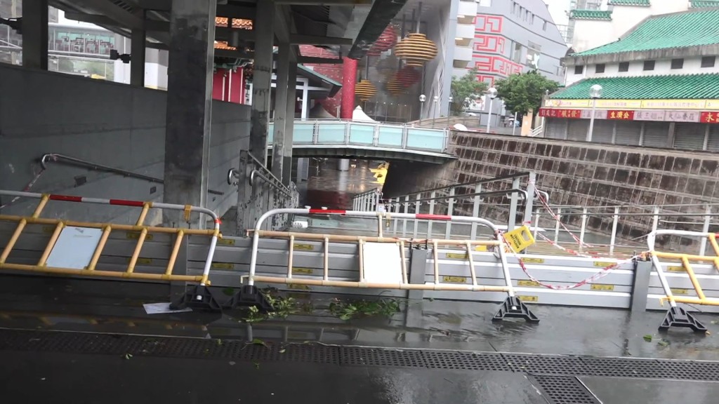 有鐵馬亦被強風吹冧。 有鐵馬亦被強風吹冧。