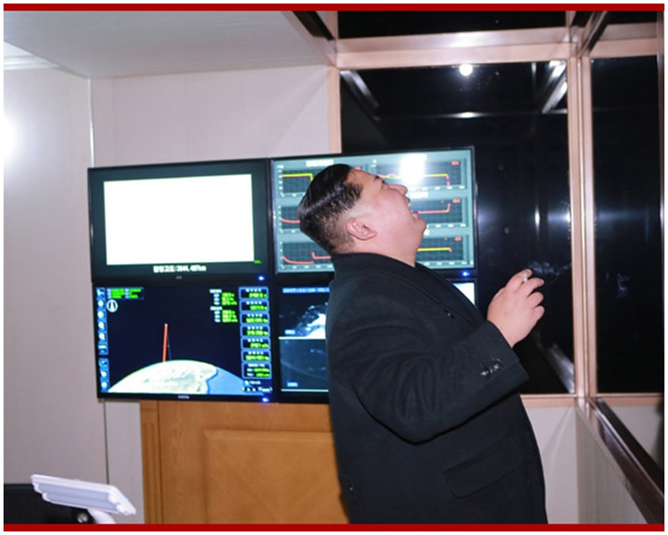 照片顯示金正恩對着一排玻璃窗抬起頭對着天空大笑。