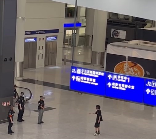 短片均從遠處高角度拍攝,前傳見到黑衣男在 保安員面前公然吸煙,且指手畫腳,郁身郁勢 ,行遠走近在挑釁。片中隱約聽到黑衣男向保 安怒吼「哈,繼續啦,x你老母......」、「繼 續操......吹雞呀,x你老母......」。Threads截圖 短片均從遠處高角度拍攝,前傳見到黑衣男在 保安員面前公然吸煙,且指手畫腳,郁身郁勢 ,行遠走近在挑釁。片中隱約聽到黑衣男向保 安怒吼「哈,繼續啦,x你老母......」、「繼 續操......吹雞呀,x你老母......」。Threads截圖