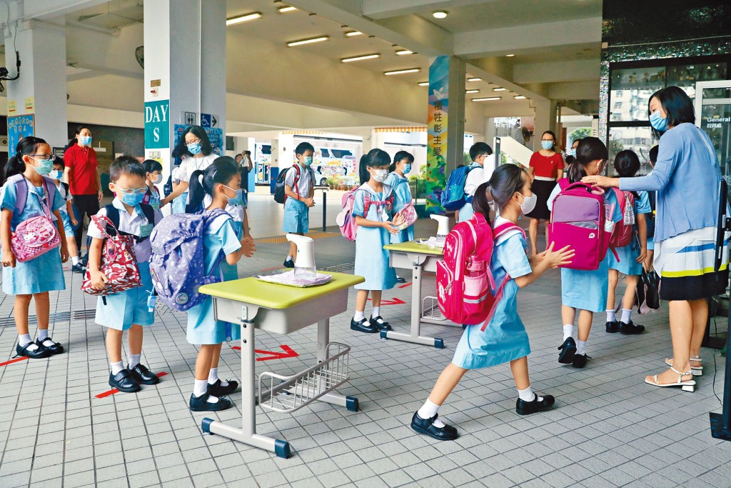 「暑假」快將完結，莘莘學子除要佩戴口罩上學外，還要預備「撩鼻」檢測。