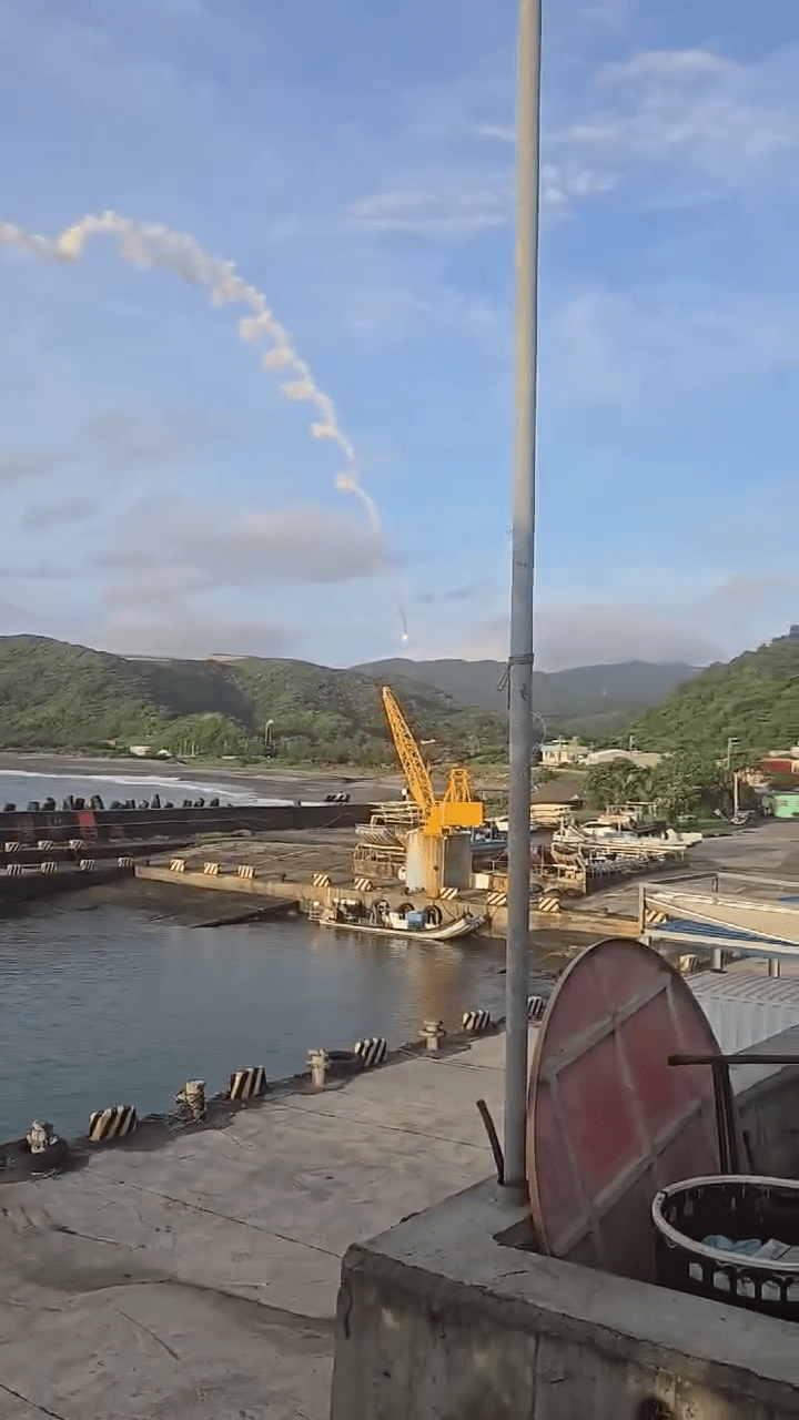 台湾屏东九鹏基地试射火箭偏轨坠山区。 threads