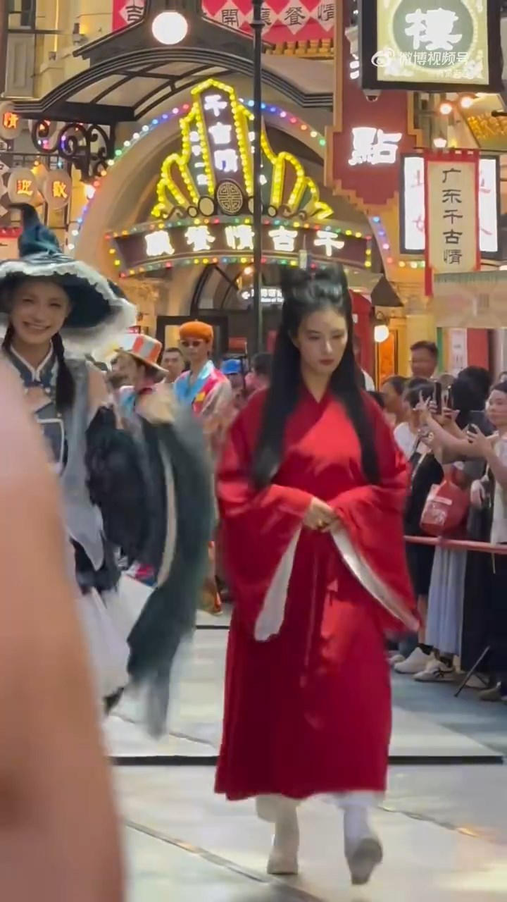 外表酷似王祖贤的刘文迪在佛山广东千古情景区出现成为网络话题。微博@再赏无言
