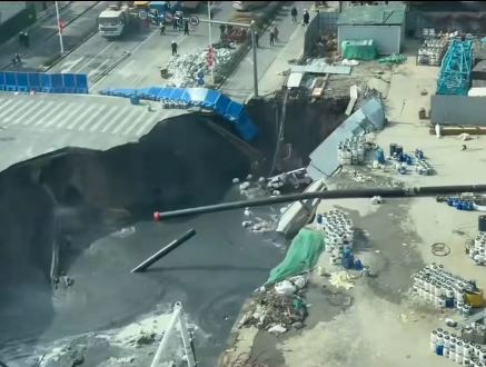 上海有地鐵地盤發生大面積路陷。抖音