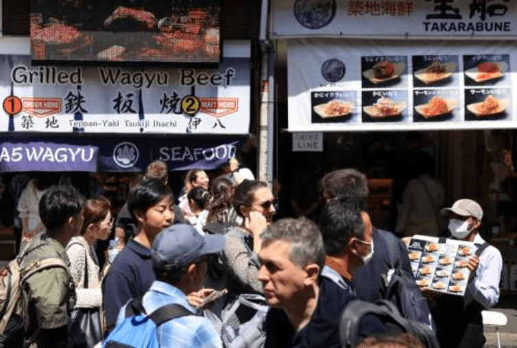 築地場外市場一向以壽司、海鮮、零食及傳統食材聞名。法新社