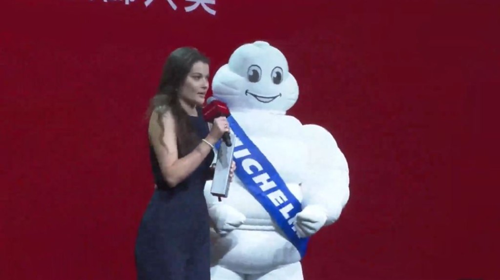 评审团对Floriane的评价极高，不仅赞扬她拥有渊博的酒品知识，更欣赏其热情周到、专业敬业的服务态度。