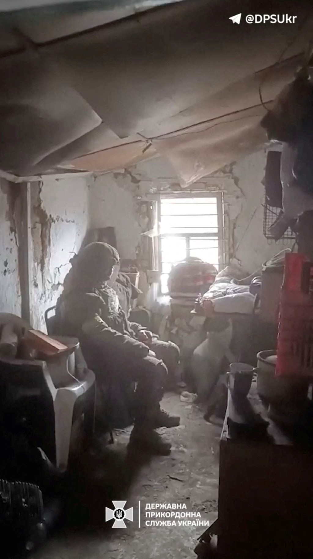 2月16日，一名乌克兰士兵坐在几乎全毁的房间中。 路透社