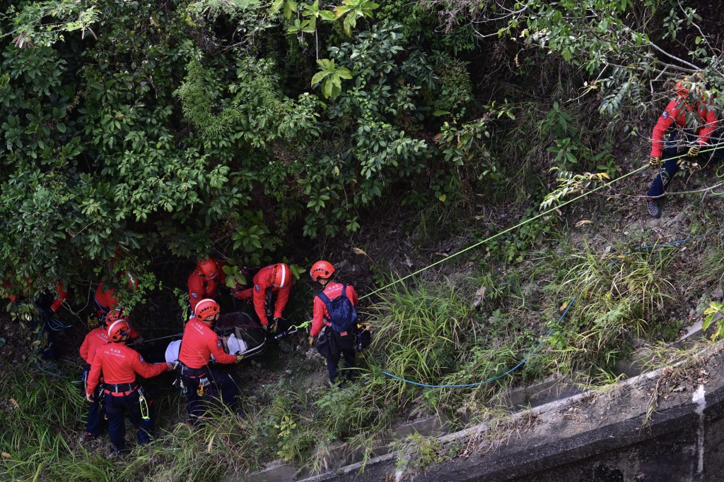 演習中，民安隊在香港仔下水塘一帶，游繩落水壩拯救一名昏迷女子。陳極彰攝