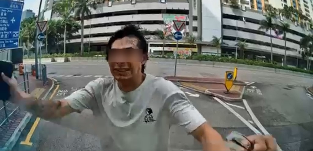 短袖男子撞上車窗玻璃時，表情甚為「肉緊」。（受訪者提供）