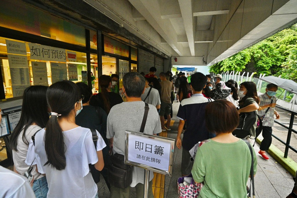 市民繼續接種疫苗。