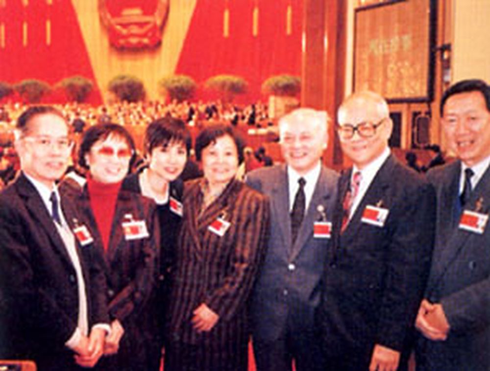 人大成员旧照。左起 ： 李伟庭、红线女、汪明荃、李兰芳、李沛瑶、吴康民、李泽添。