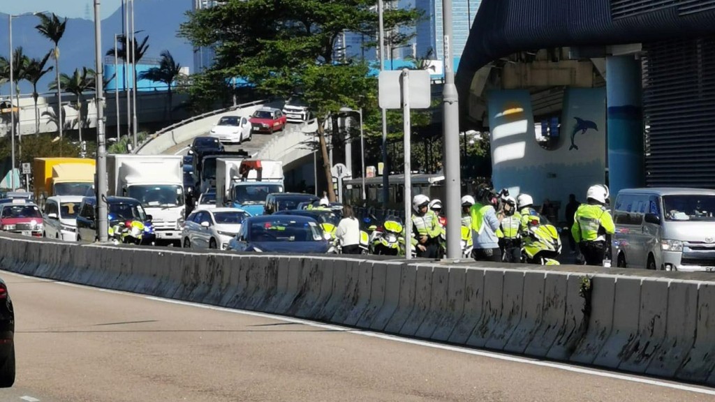 堅尼地城游泳池對開私家車與電單車相撞，鐵騎士一度昏迷。ＦＢ馬路的事 (即時交通資訊台)