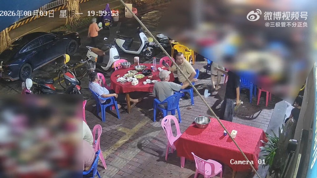 大叔结账时将钱丢到地上，后来男服务员找赎时用同一方式回敬对方。微博@三极管不分正负