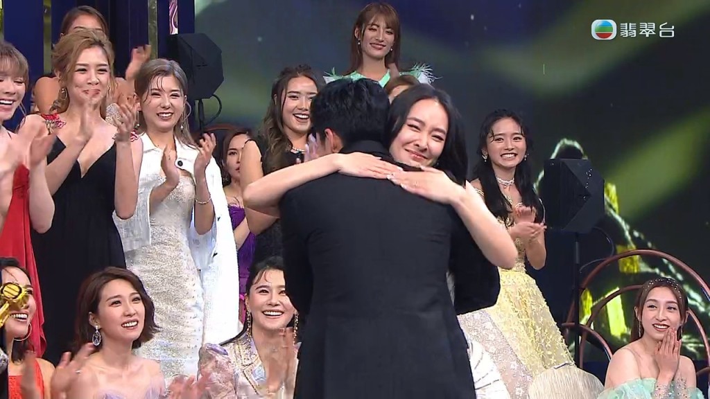 陈滢上前拥抱周嘉洛。