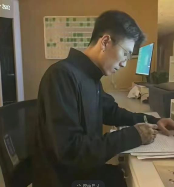 青島有女護士當值時讓男朋友幫助配藥被停職。抖音