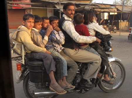 印度以摩托車為主要交通工具。(網圖)