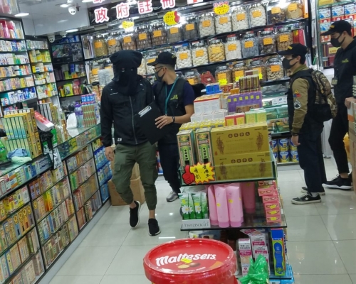 兩名男店員,在銷售蟲草的過程中涉嫌違反《商品說明條例》被捕。