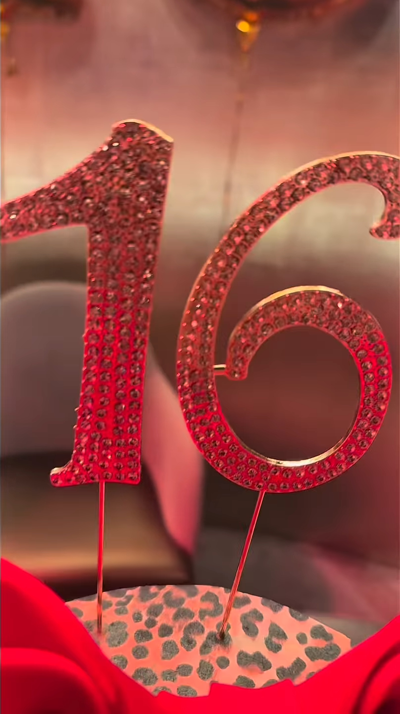 閃亮的「16」數字象徵著花樣年華的開始。 閃亮的「16」數字象徵著花樣年華的開始。