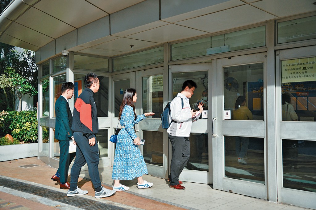 小一入學統一派位將於本月19日至25日接受選校申請，教育局昨日向各家長寄出選校通知書。圖為早前小一入學自行分配學位結果公布的情況。