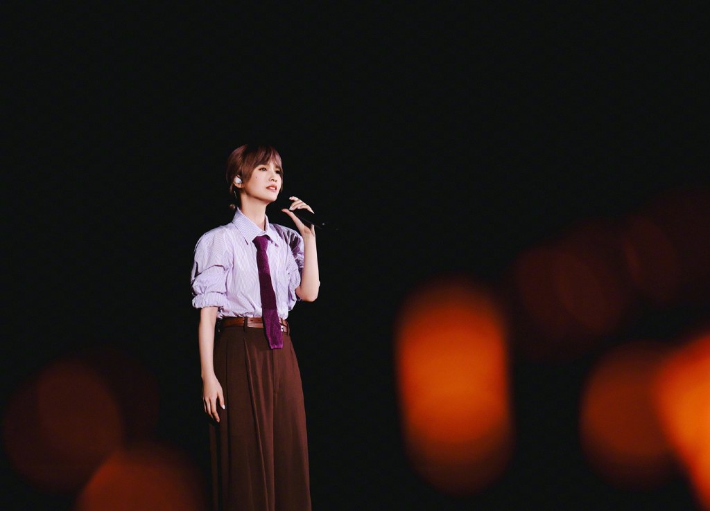 楊丞琳9日在河南鄭州開演唱會，因與觀眾開玩笑被批，今日公開道歉。微博