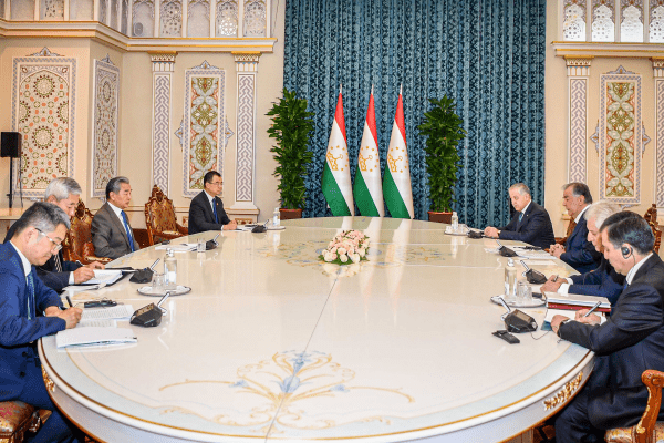 王毅與塔吉克總統拉赫蒙會面。外交部 王毅與塔吉克總統拉赫蒙會面。外交部