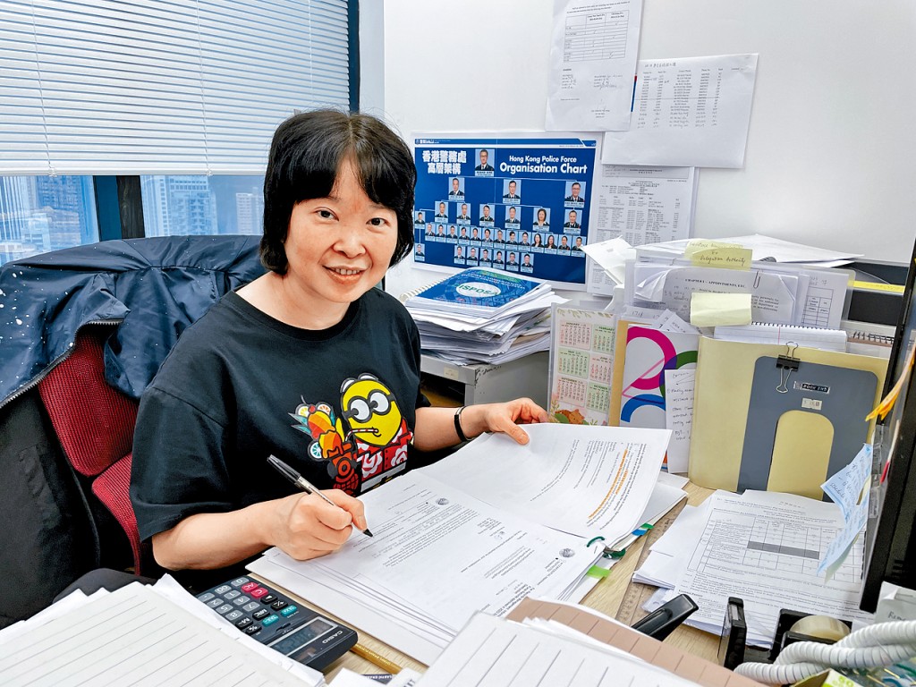現於警隊策劃及發展部工作的文書主任張慧貞一直盡力為警務人員提供協助，讓他們免卻後顧之憂。