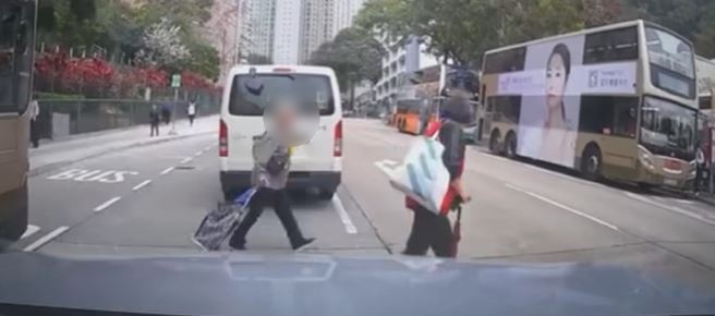 兩人過路，其中持拐杖老婦臉向左邊，沒有看右邊方向。fb車cam L（香港群組）Kobe Li