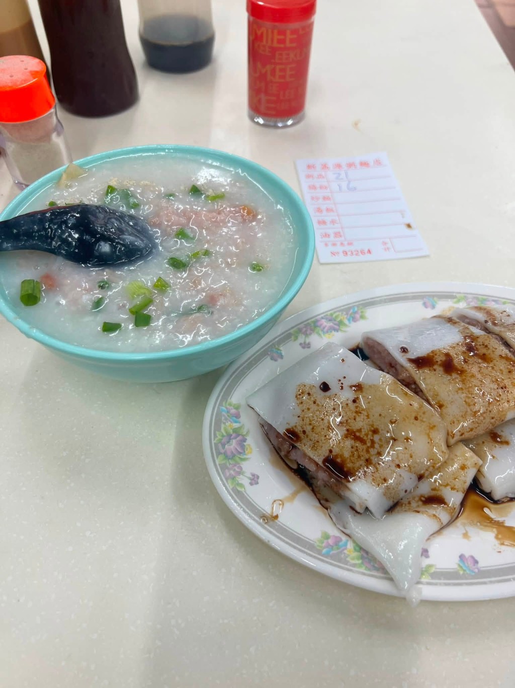 有网民在社交平台发文感叹:「深水埗$37元有冻柠茶、艇仔粥及肠粉都要结业。」 有网民在社交平台发文感叹:「深水埗$37元有冻柠茶、艇仔粥及肠粉都要结业。」