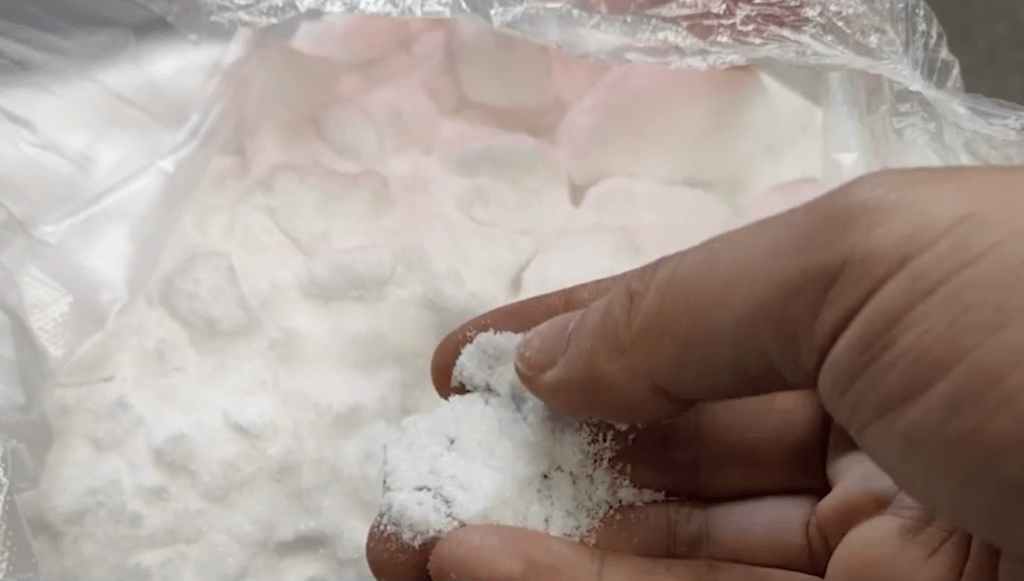 不良商人以“洗蟹粉”漂白螃蟹。（影片截图：澎湃新闻）