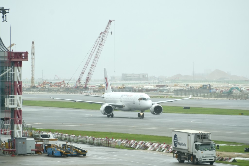 2024年6月1日，C919飛機於香港國際機場降落，標誌着於內地以外地區的首次商業飛行。資料圖片