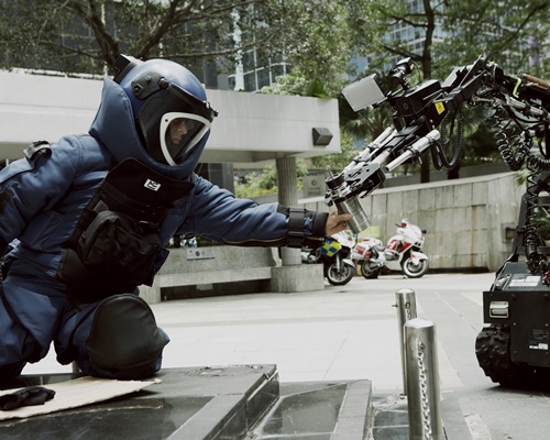 華仔揹70磅裝備拆彈。