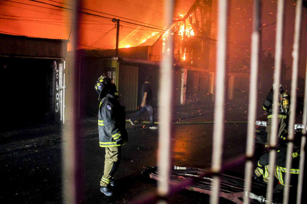 智利发生森林大火，至少19人死亡。美联社