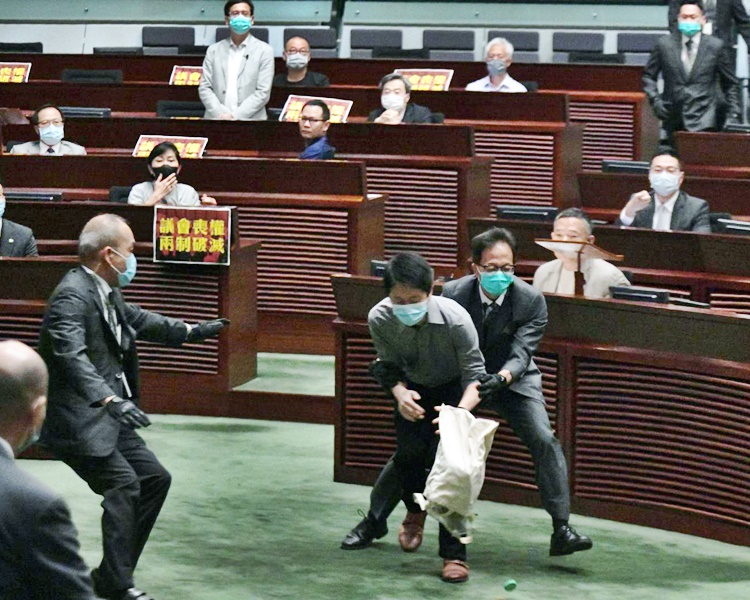 許智峯在議事廳內疑投擲惡臭腐爛植物。