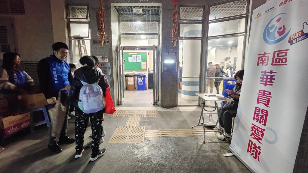 每當地區有事發生時,關愛隊會即時落區。資料圖片 每當地區有事發生時,關愛隊會即時落區。資料圖片