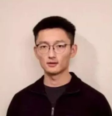 34歲的陳立人，2018年畢業於北京清華大學，其後加州大學聖迭戈分校獲得電腦科學碩士學位，2020年3月加入Google。