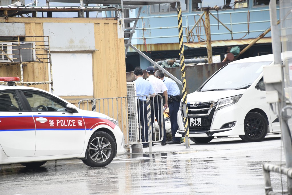 警員在碼頭調查。 警員在碼頭調查。