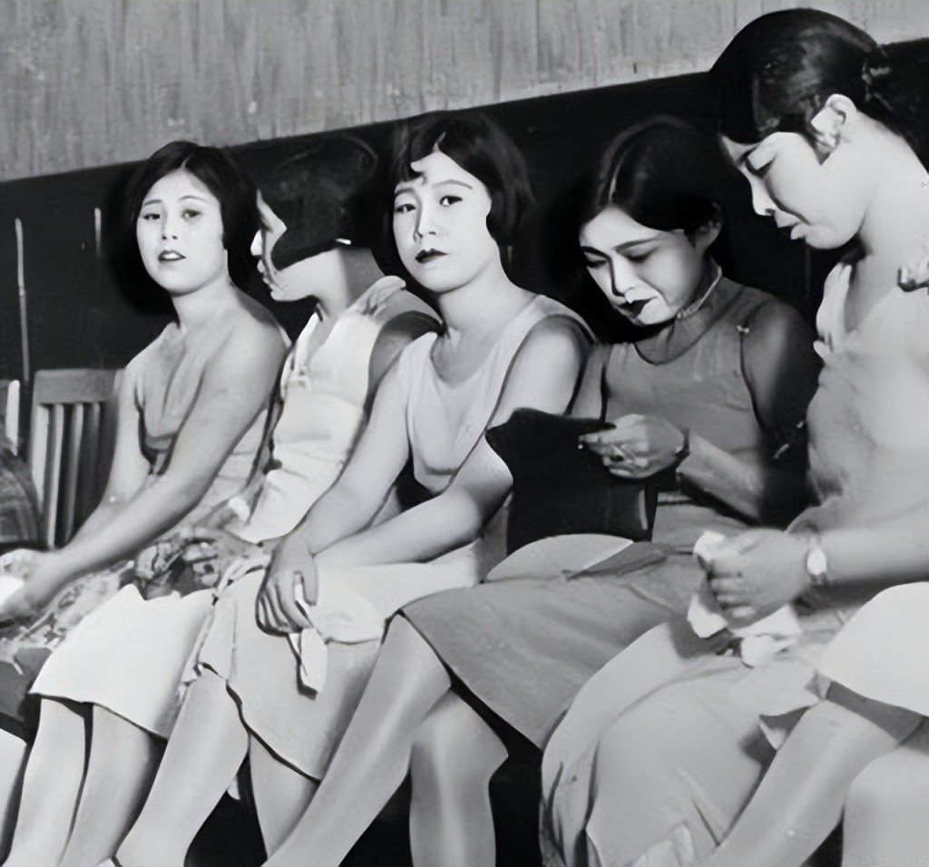 民國時期青樓女子。 民國時期青樓女子。