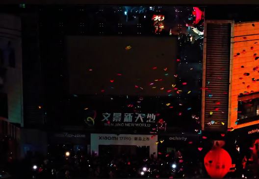 陝西有跨年活動民眾放氫氣球，導致架空電線短路，全區停電。抖音