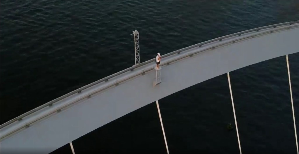 將軍澳跨灣大橋未開通前，涉事青年曾爬上蝴蝶橋鋼架頂上拍攝。(IG影片)