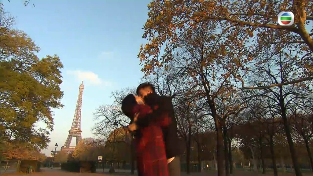 還有在巴黎鐵塔前激吻！