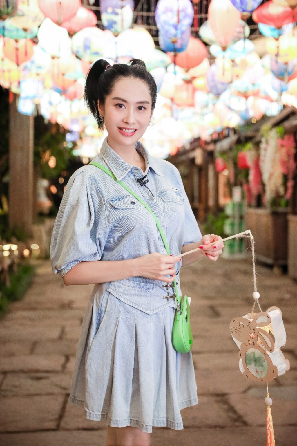 紮起辮仔穿牛仔短裙裝的朱茵儼如少女。