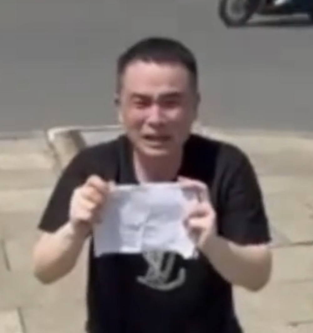 男遊客金邊街頭高聲求助,要求返回中國。柬中時報 男遊客金邊街頭高聲求助,要求返回中國。柬中時報