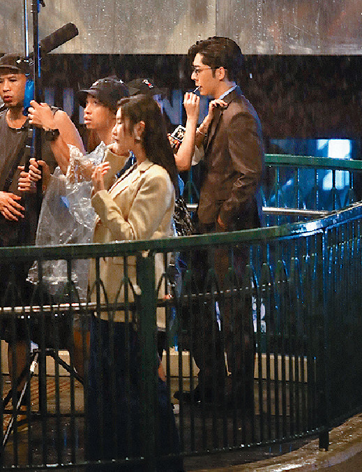 ■Edan等待埋位時，不停補妝。