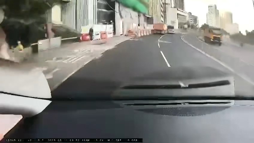 兩車車速甚快。 兩車車速甚快。