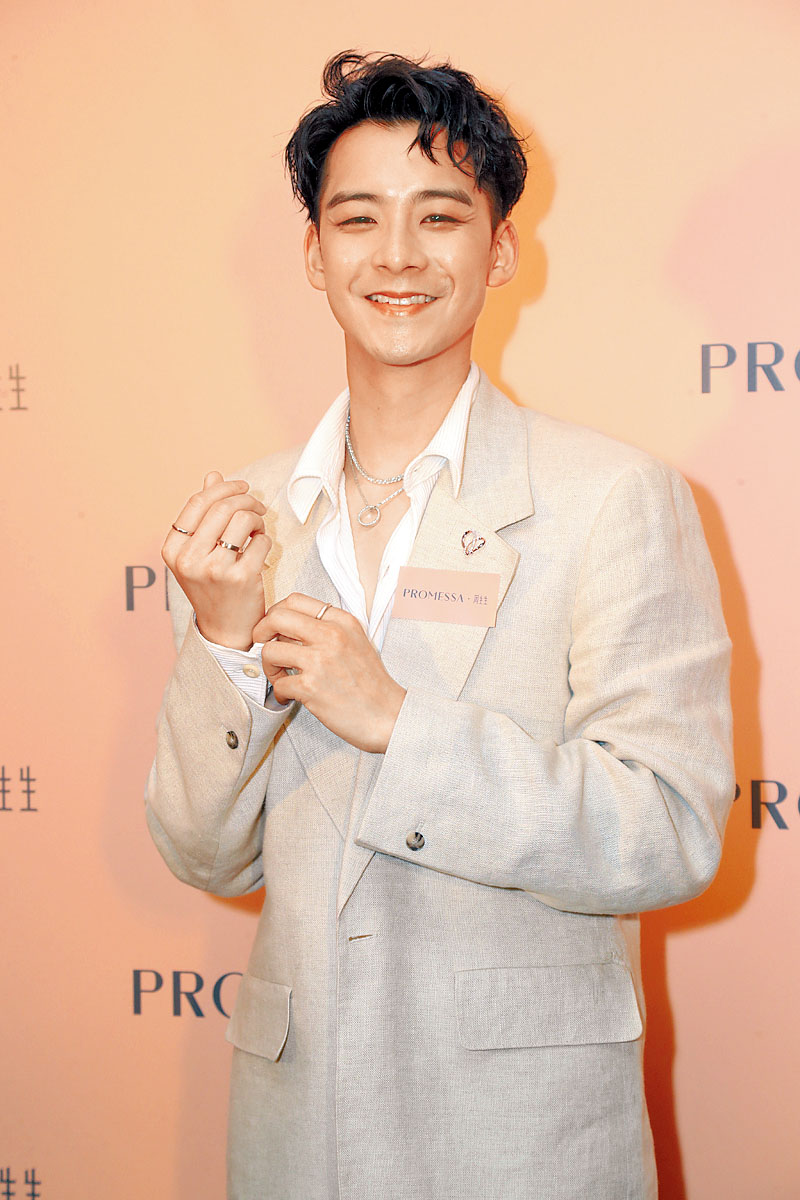 余德丞終成為《口水多過浪花》的正職主持。