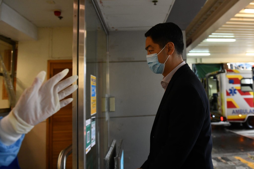 警察公共關係科總警司郭嘉銓到屯門醫院了解事件。