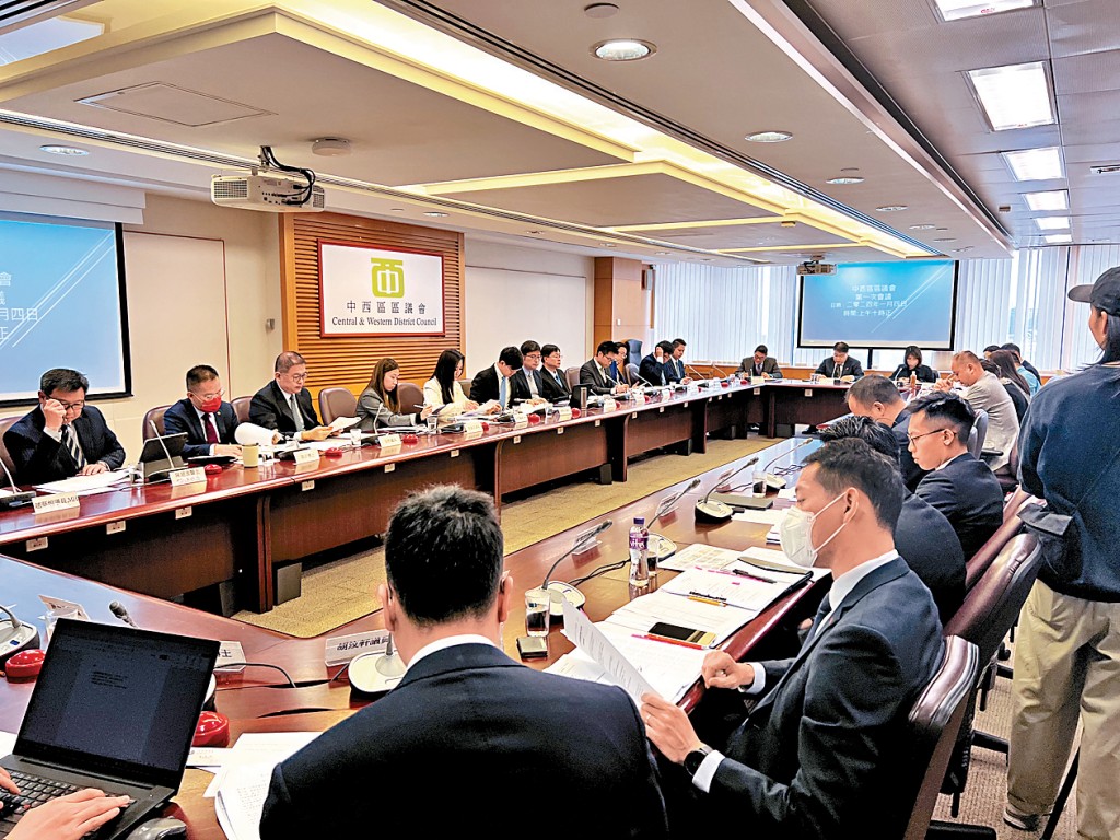 中西區開會討論制訂區議員工作績效指標，要求每名議員與關愛隊合作，農曆年前完成至少25住戶探訪。