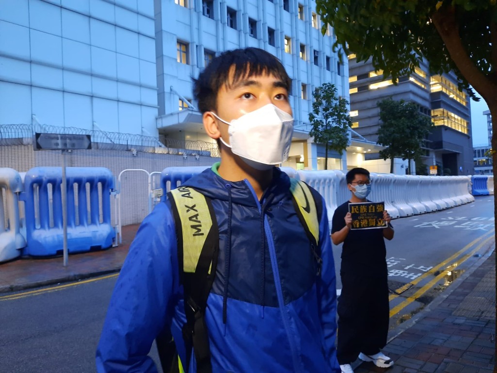 被截查後獲放行。