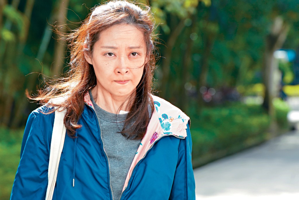 47歲的楊卓娜搣甩逆齡樣,披頭散髮化老妝演60歲清潔女工。
