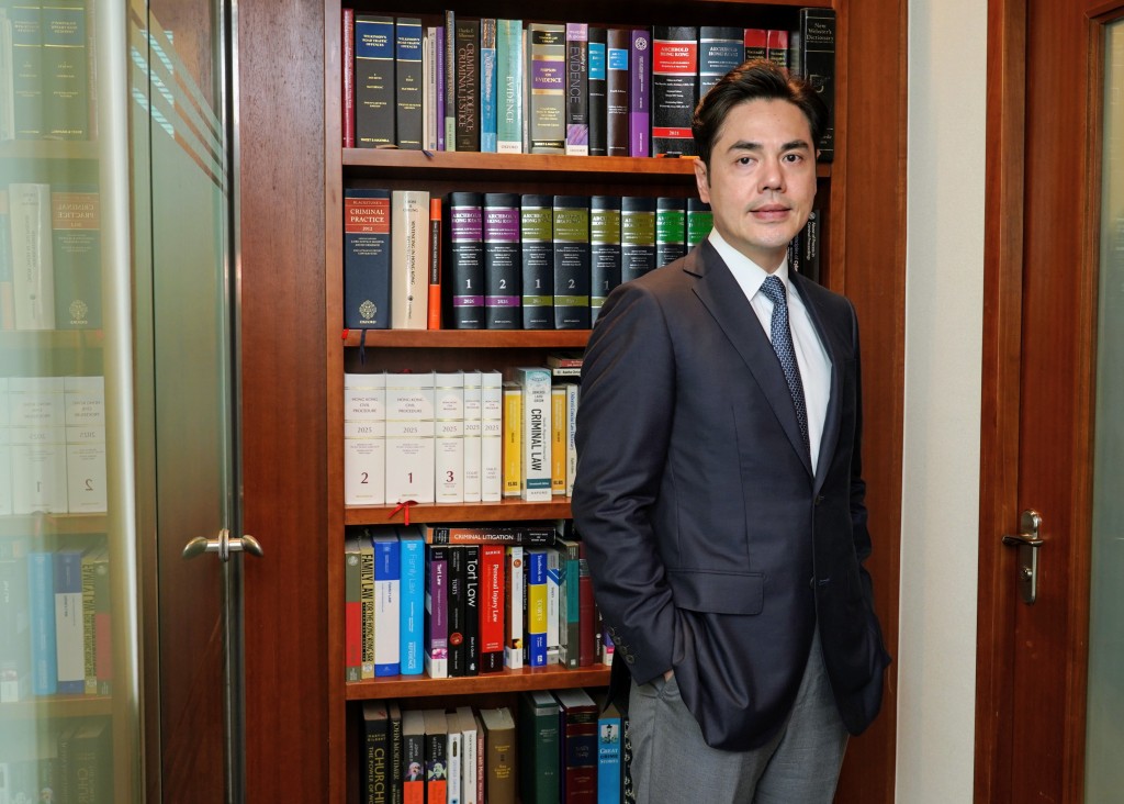 他多年來積極參與公益服務公眾，包括善導會及當值律師服務， 並在香港大律師公會擔任執委及公民教育常委會主席。